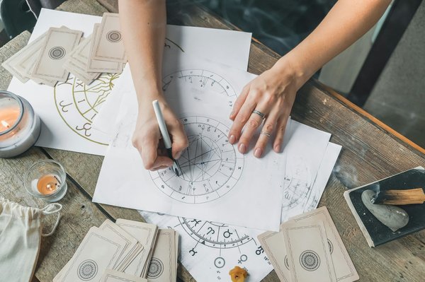 Devenir astrologue : les étapes clés de la formation